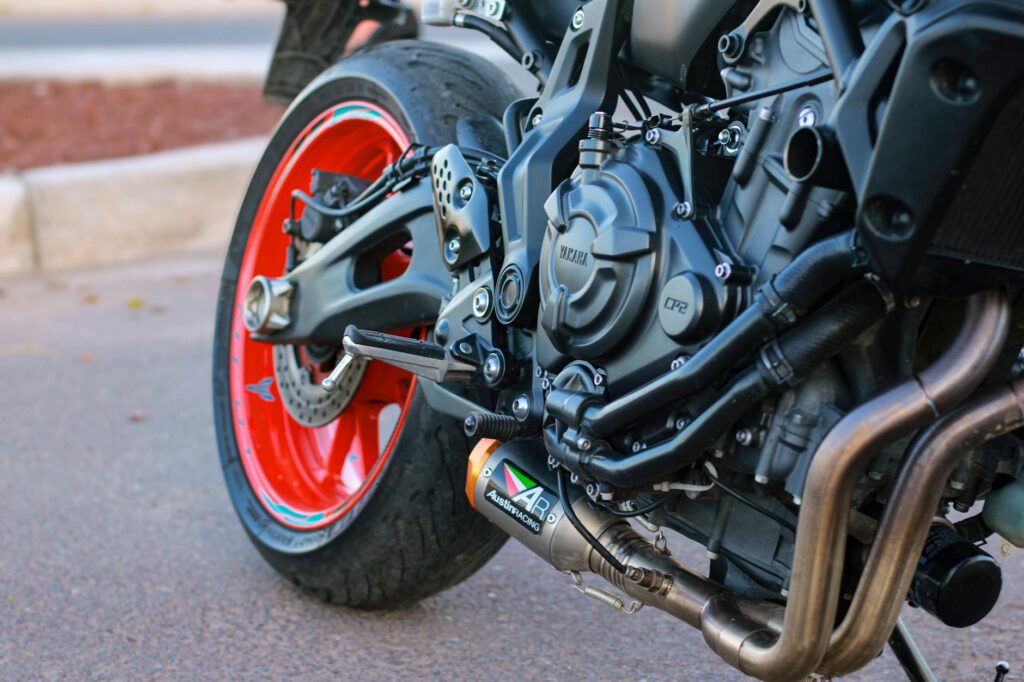 Yamaha RD exhaust system detail