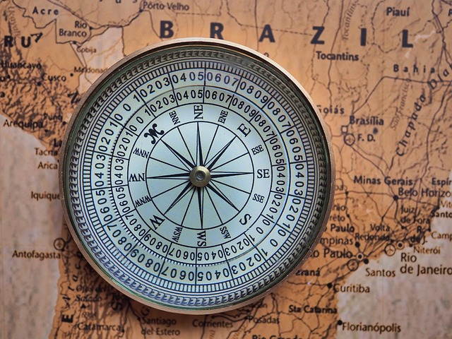 A map graphic illustrating the distance between the Galápagos Islands and mainland Ecuador.