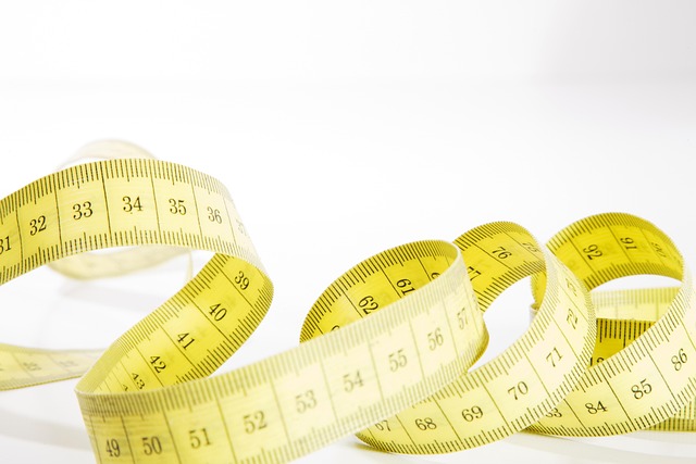 Diagram showing how to measure waist and hip circumference for diaper sizing