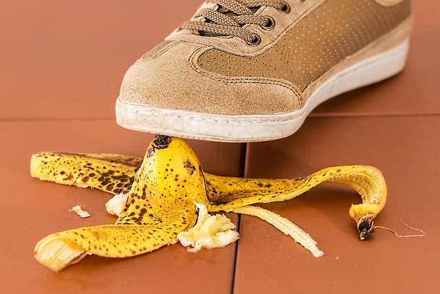 Graphic showing common mistakes in personal development planning like vague goals, lack of accountability, and no action steps. (how to write personal development plan)